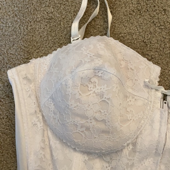 White corset - Picture 4 of 7